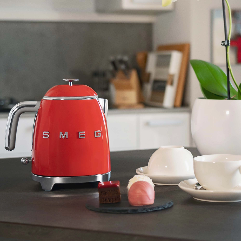Smeg Bollitore elettrico piccolo Rosso Estetica 50's Style