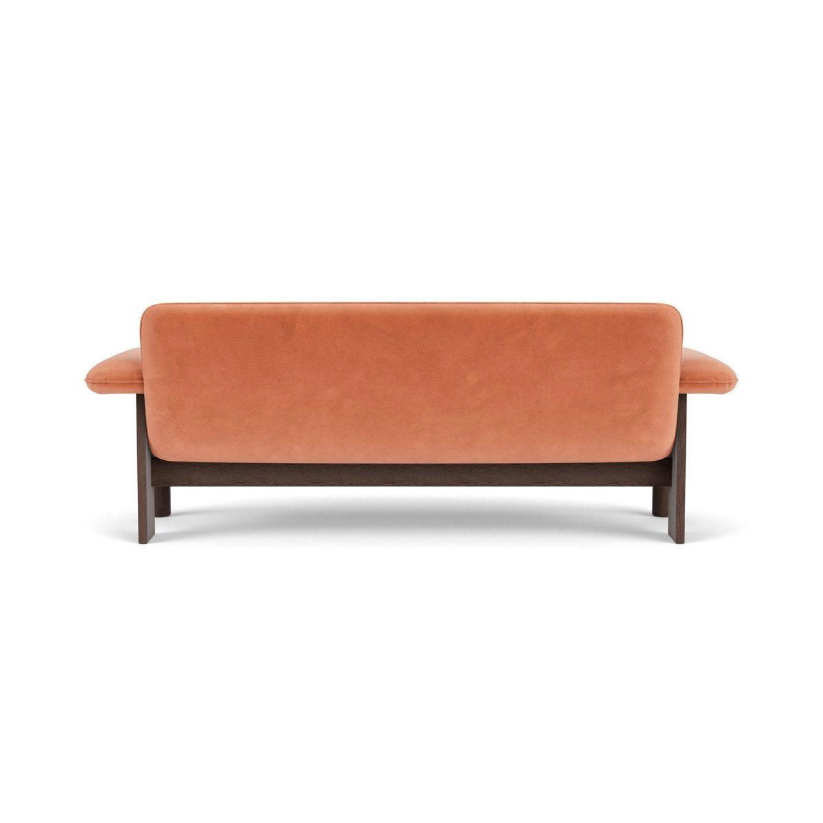 Sofa dwuosobowa Audo Copenhagen Brasilia – dąb barwiony na ciemno, aksamit w kolorze różowo-brzoskwiniowym