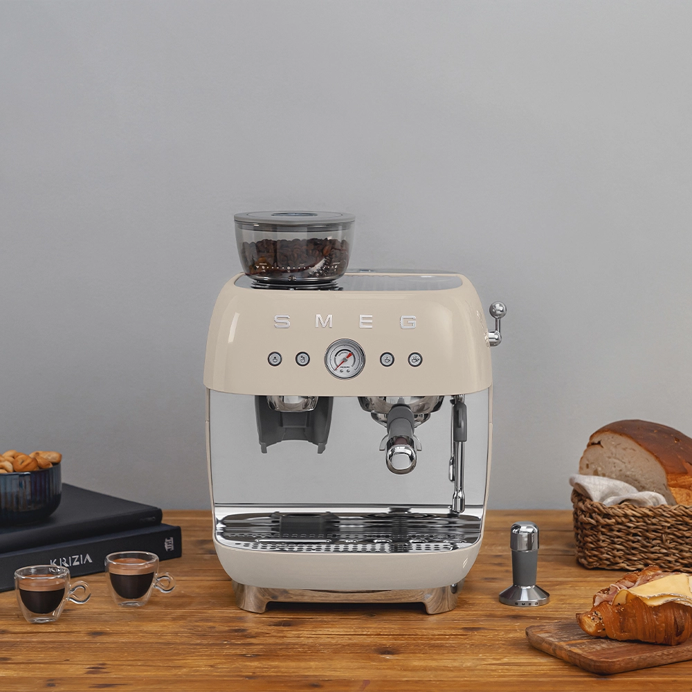 Smeg Macchina da caffè espresso manuale con macinacaffè Panna