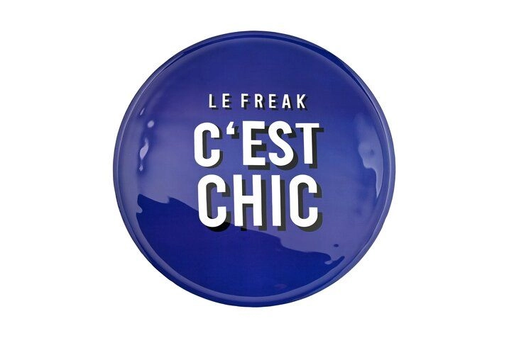 Vassoio Decorativo Rotondo Gift Company “Le Freak C’est Chic” – Metallo Blu Ø 31 cm