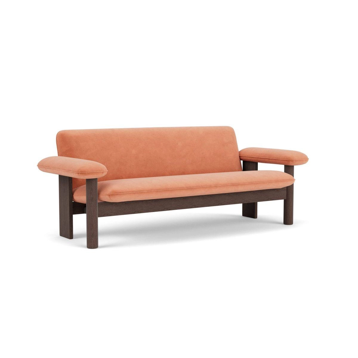 Sofa dwuosobowa Audo Copenhagen Brasilia – dąb barwiony na ciemno, aksamit w kolorze różowo-brzoskwiniowym